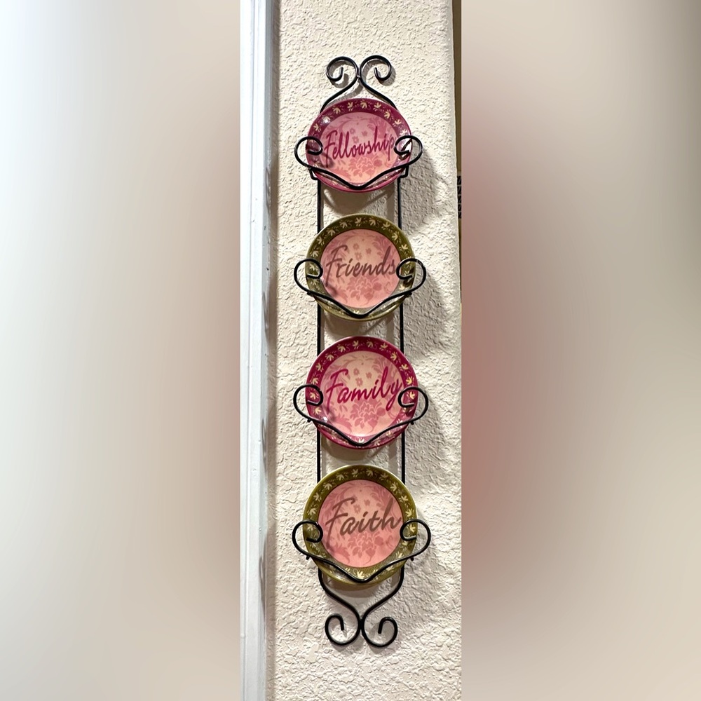 Decorative Wall Plate Set with Holder - Red and Green
